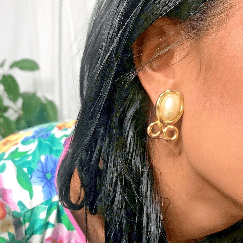 Vintage 80s‎ ornate BOLD oval pearl gold tone statement earrings clip ons
